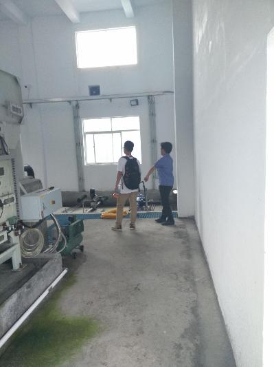 (在听技术员的讲解)